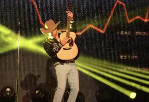 Dustin Lynch at Leader Bank Pavilion in Boston, MA on 5/2/2024