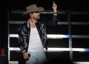 Dustin Lynch at Leader Bank Pavilion in Boston, MA on 5/2/2024