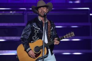 Dustin Lynch at Leader Bank Pavilion in Boston, MA on 5/2/2024