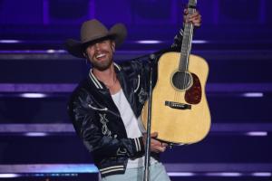 Dustin Lynch at Leader Bank Pavilion in Boston, MA on 5/2/2024
