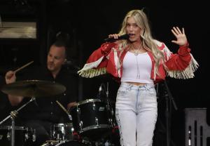 Dylan Scott and Mackenzie Carpenter at Leader Bank Pavilion in Boston, MA on 5/30/2024